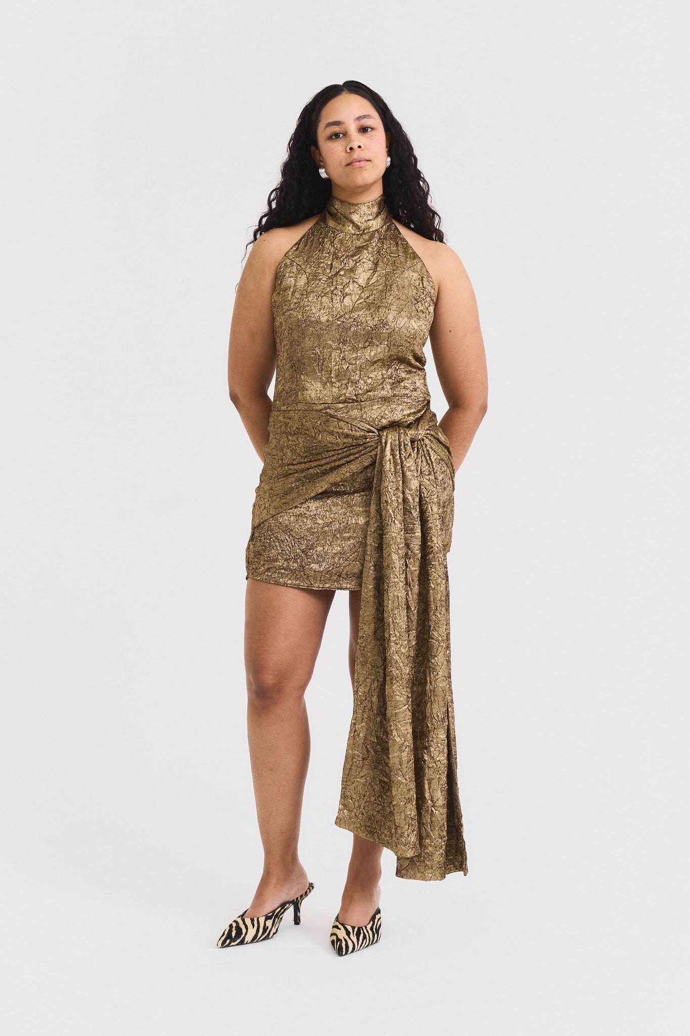 cassie gold dress @acmawards gown: @waltercollection glam: @makeupbyanakaren_ glow: @dolceglow @marisoldelavolta